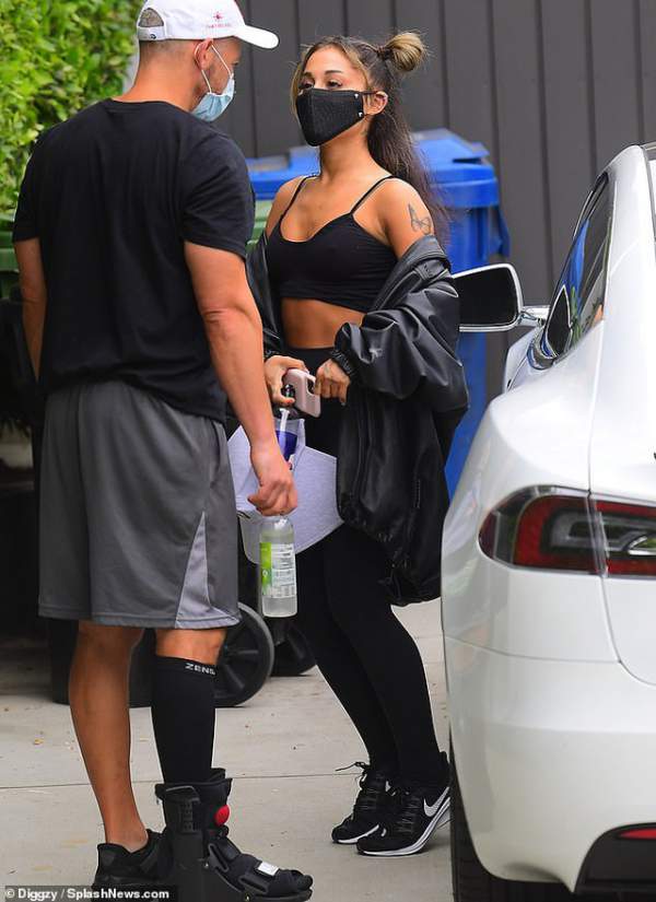 Ariana Grande đeo khẩu trang, khoe eo thon khi tới phòng gym 2