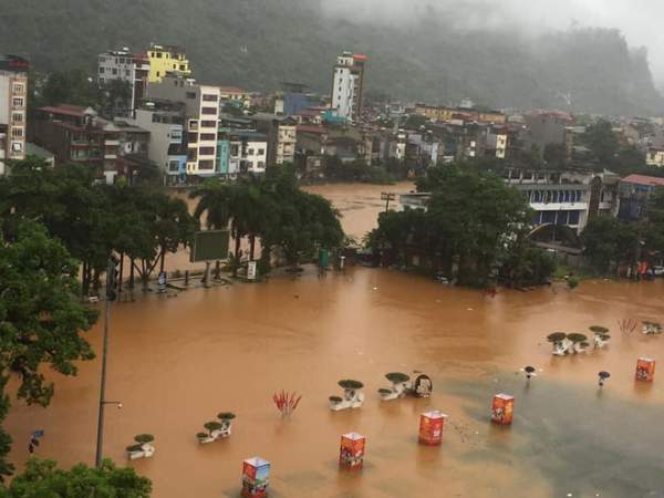 Mưa lớn kéo dài tại Hà Giang, đường phố biến thành sông, ô tô chìm nghỉm trong biển nước 2