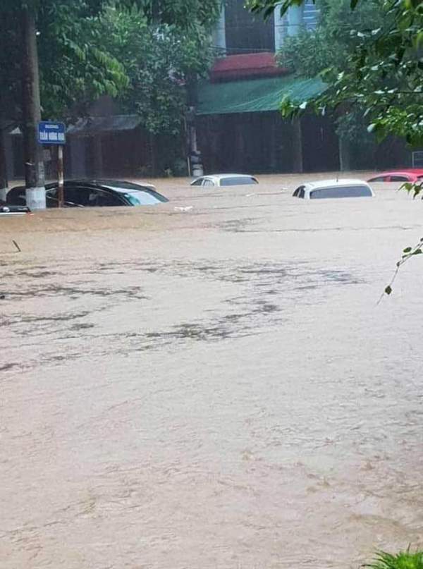 Mưa lớn kéo dài tại Hà Giang, đường phố biến thành sông, ô tô chìm nghỉm trong biển nước 8