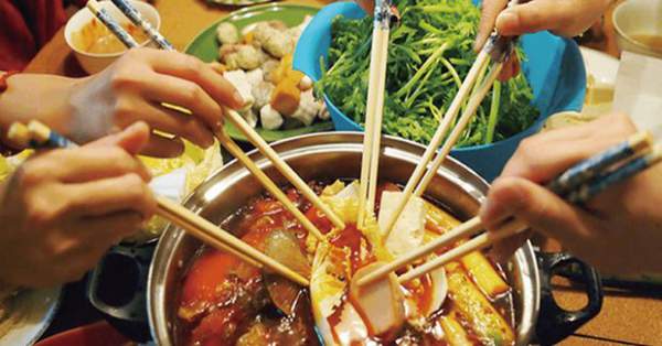 3 kiểu ăn cơm cực tai hại mà người Việt cần phải từ bỏ ngay trước khi rước thêm bệnh cho mình 2