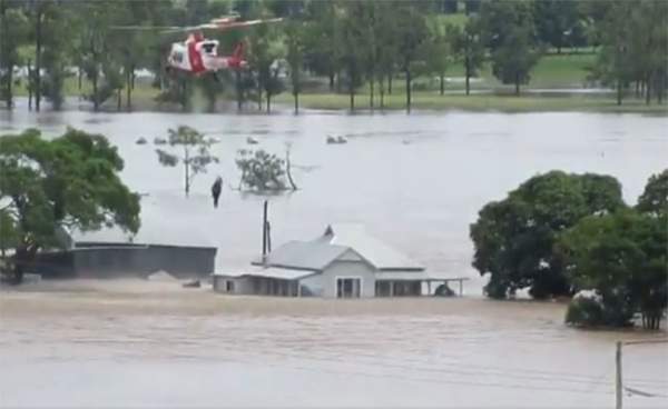 "Bom mưa" gây lũ lụt tồi tệ nhất trong 50 năm ở Australia 7