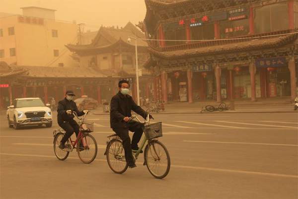 Bão cát "nuốt chửng" thị trấn ở Trung Quốc 7