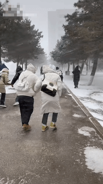 Bão tuyết bất thường càn quét Trung Quốc: Người dân co ro vật lộn với thời tiết kinh hoàng! 4