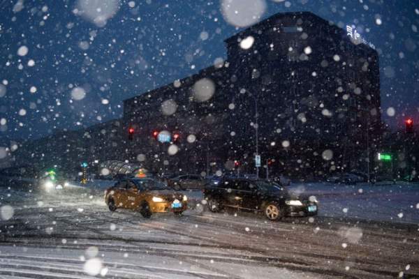 Bão tuyết bất thường càn quét Trung Quốc: Người dân co ro vật lộn với thời tiết kinh hoàng! 2