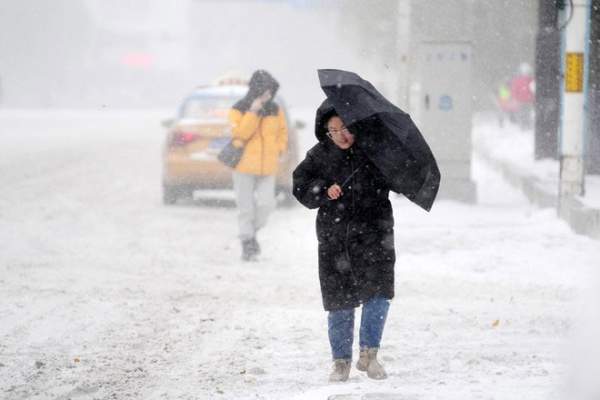 Bão tuyết bất thường càn quét Trung Quốc: Người dân co ro vật lộn với thời tiết kinh hoàng! 6