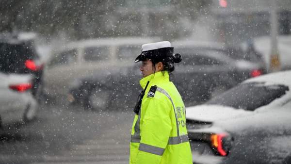 Bão tuyết bất thường càn quét Trung Quốc: Người dân co ro vật lộn với thời tiết kinh hoàng! 7