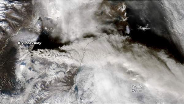 Ảnh chụp từ vệ tinh núi lửa cao nhất lục địa Á Âu phun trào 2