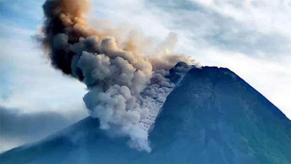 Núi lửa Marapi phun tro bụi cao 3.000 mét lên bầu trời trên đảo Sumatra của Indonesia