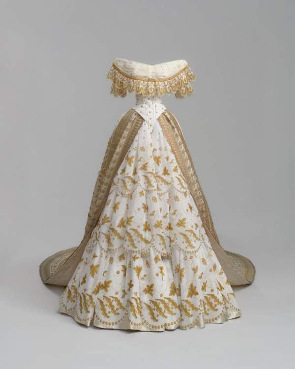Bí ẩn chiếc váy cưới thất lạc 179 năm của vị hoàng hậu nổi loạn nhất Châu Âu, được săn lùng suốt 2 thế kỷ 4