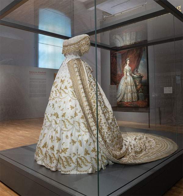 Bí ẩn chiếc váy cưới thất lạc 179 năm của vị hoàng hậu nổi loạn nhất Châu Âu, được săn lùng suốt 2 thế kỷ 3
