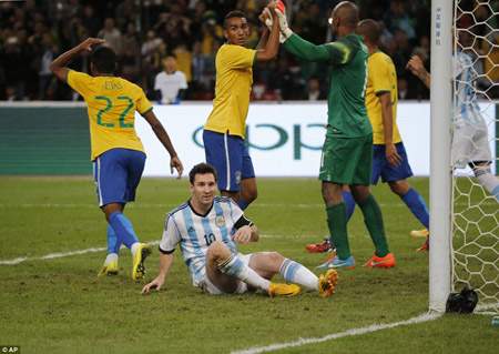 Messi khó chịu vì bị Kaka xoa đầu