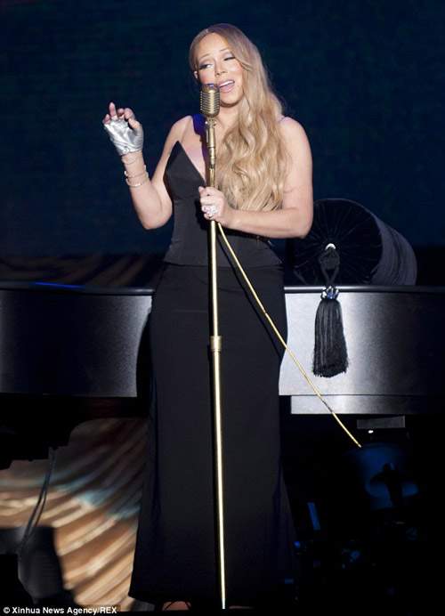 Mariah Carey hớ hênh trên sân khấu Trung Quốc 5