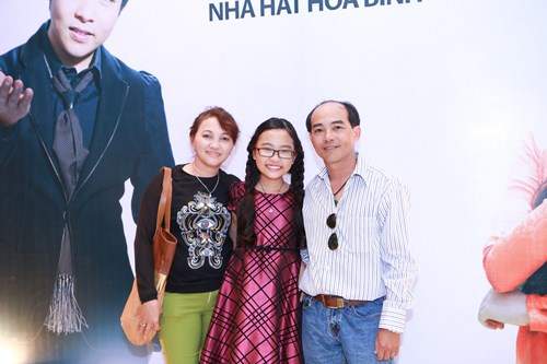 Mẹ Quang Lê về nước xem liveshow 4 tỷ của con trai 8