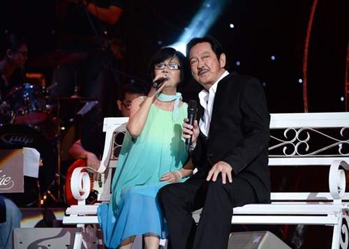 Vợ chồng Nguyễn Chánh Tín tình cảm trên sân khấu