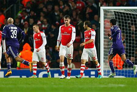 Nhìn lại trận cầu thảm họa của Arsenal tại Emirates 13