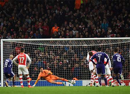 Nhìn lại trận cầu thảm họa của Arsenal tại Emirates 15