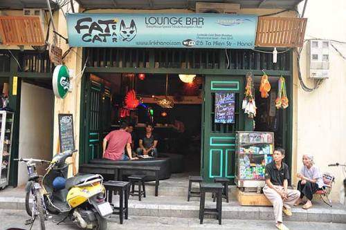 5 bar Tây hút khách ở phố cổ Hà Nội 2