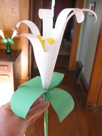 Hướng dẫn bé tự làm hoa loa kèn giấy dễ dàng tặng mẹ 15
