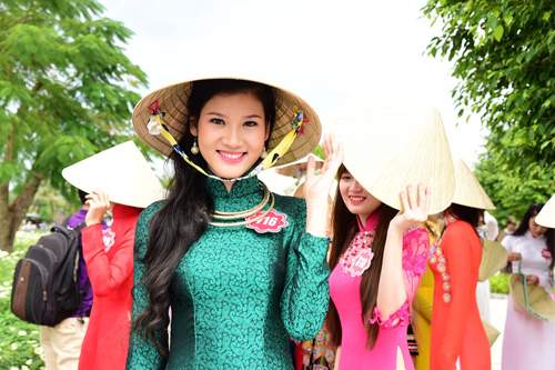 Thí sinh Hoa hậu VN mỹ miều khoe sắc với áo dài