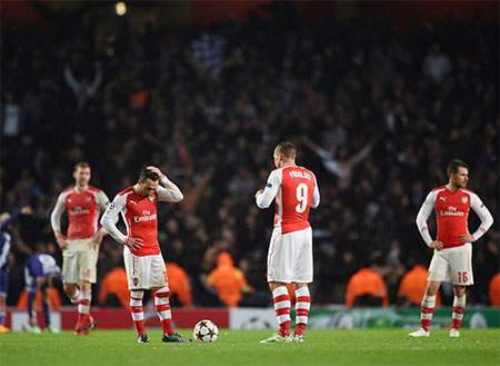Nhìn lại trận cầu thảm họa của Arsenal tại Emirates 18