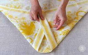 Cách gấp khăn ăn thành áo Kimono 3