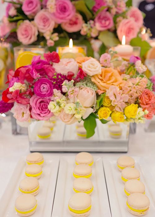 Trang trí tiệc cưới đầy sắc màu hoa trái 12