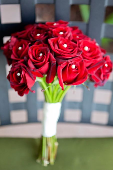 Cách chọn bó hoa cưới màu đỏ cho cô dâu