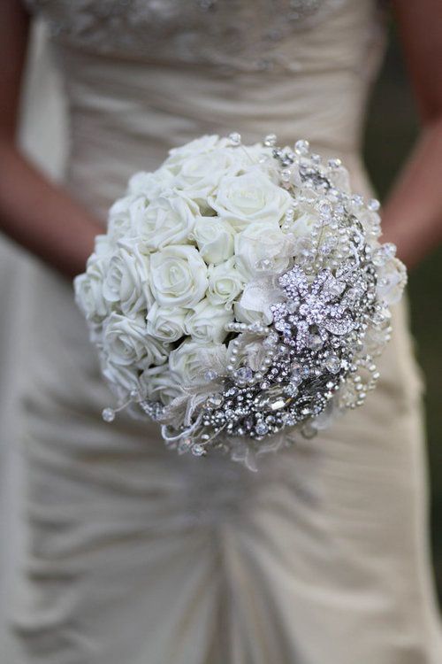 Hoa cưới từ hồng trắng cho cô dâu kiêu sa