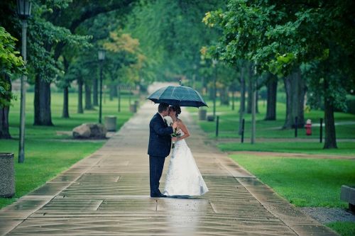 Bí quyết chụp ảnh cưới độc đáo ngày mưa 8
