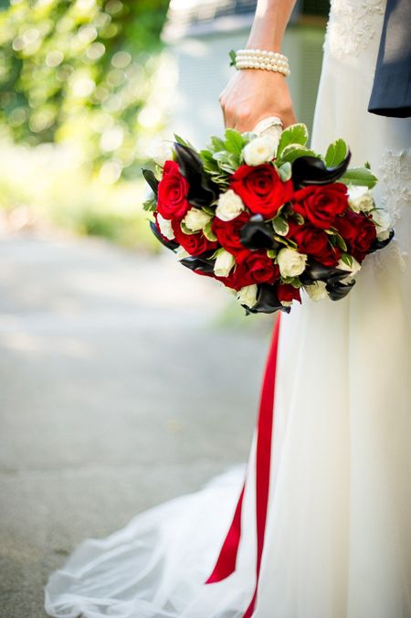 Cách chọn bó hoa cưới màu đỏ cho cô dâu 3