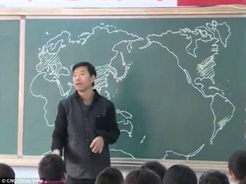 Khâm phục thầy giáo vẽ bản đồ thế giới trong 4 phút 4