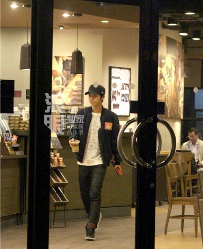 Luhan (EXO) bị bắt gặp cà phê một mình ở Trung Quốc 4