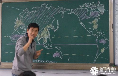 Khâm phục thầy giáo vẽ bản đồ thế giới trong 4 phút 2