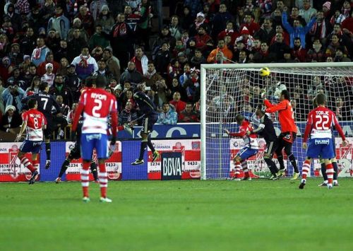 Granada 0-4 Real: Ronaldo lần đầu đưa Kền kền lên đỉnh 3