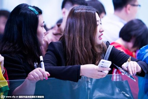 Fan nữ Trung Quốc xếp hàng xin chữ ký của Kaka 5