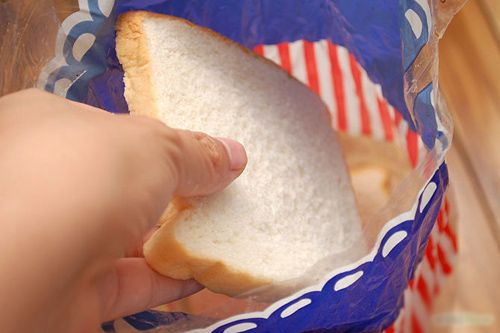 Cách ăn bánh mì một cách đơn giản mà ngon