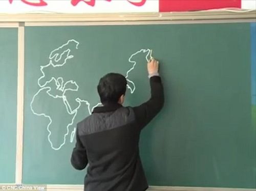Khâm phục thầy giáo vẽ bản đồ thế giới trong 4 phút