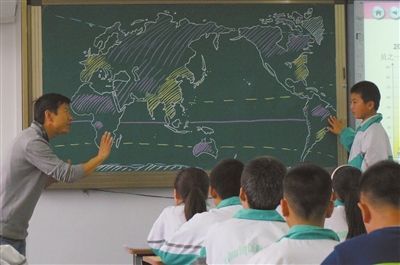 Khâm phục thầy giáo vẽ bản đồ thế giới trong 4 phút 5