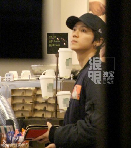Luhan (EXO) bị bắt gặp cà phê một mình ở Trung Quốc 2
