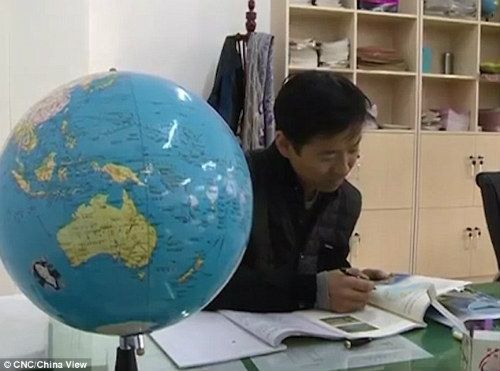 Khâm phục thầy giáo vẽ bản đồ thế giới trong 4 phút 6