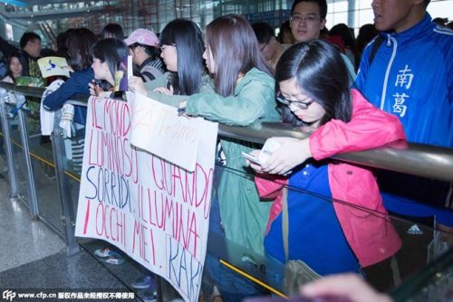 Fan nữ Trung Quốc xếp hàng xin chữ ký của Kaka 2