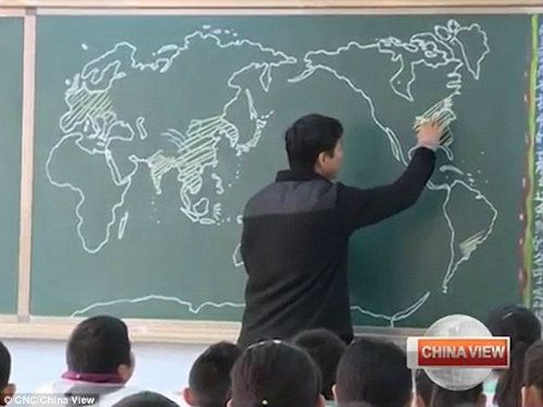 Khâm phục thầy giáo vẽ bản đồ thế giới trong 4 phút 3