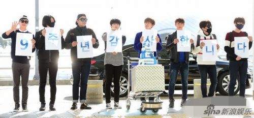 Super Junior cắt bánh mừng sinh nhật 9 tuổi giữa sân bay