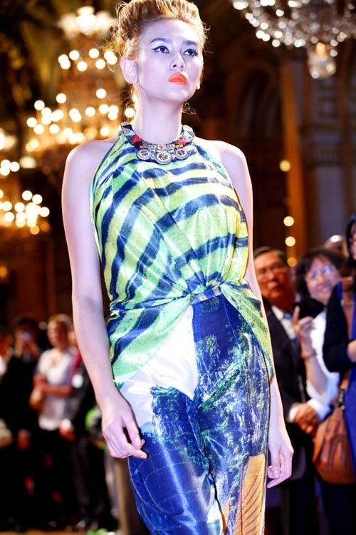 Hoa hậu Ngọc Hân nổi bật tại Tòa Thị chính Paris 8