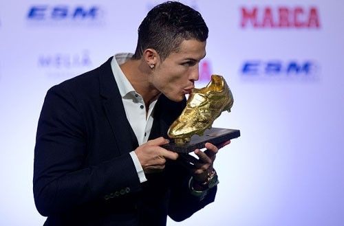 Ronaldo nhận cú đúp danh hiệu cá nhân 8