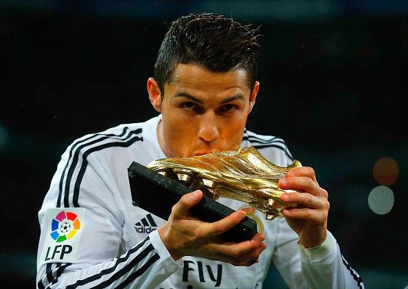 Ronaldo khoe giày vàng và ấn định chiến thắng 5-1 cho Real