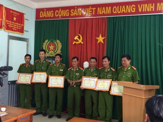 Khen thưởng 6 cán bộ công an Ninh Thuận