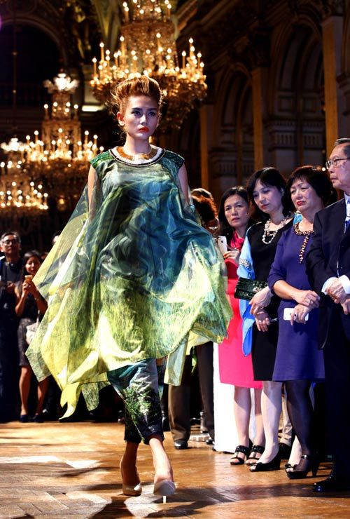 Hoa hậu Ngọc Hân nổi bật tại Tòa Thị chính Paris 10