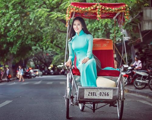 Nguyễn Thị Loan rạng rỡ trước ngày đi thi Hoa hậu Thế giới 7