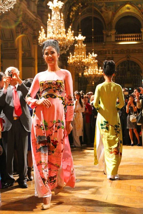 Hoa hậu Ngọc Hân nổi bật tại Tòa Thị chính Paris 7